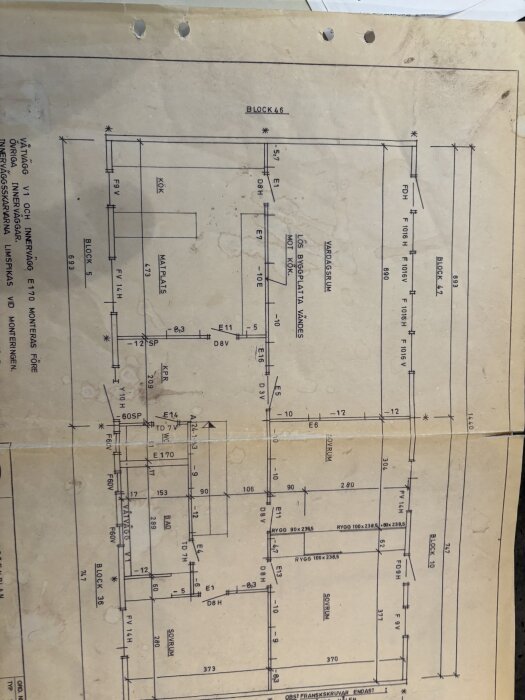 Ritning av ett hus med rumsbeteckningar och måttangivelser.