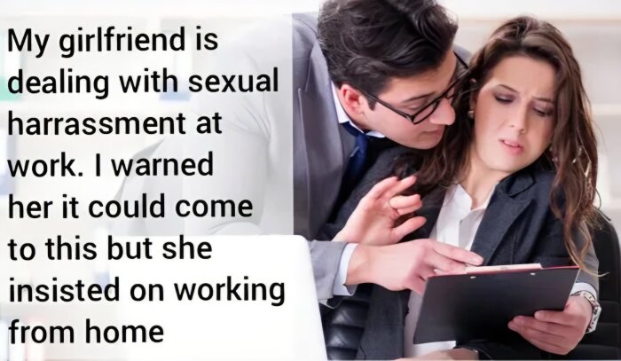 En man närmar sig en kvinna på kontoret, medan hon ser obekväm ut. Text på bilden nämner sexuellt trakasseri och arbete hemifrån.