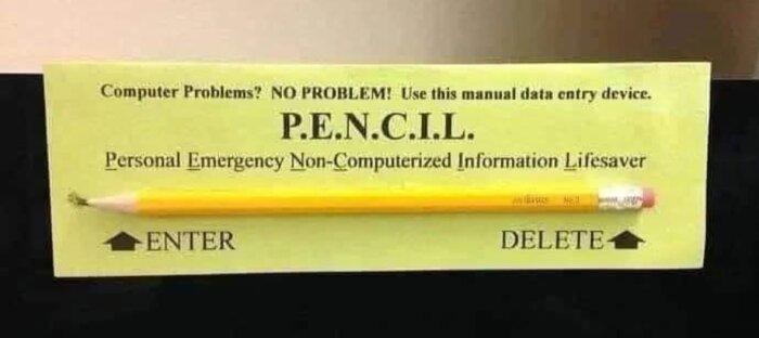 Gul penna klistrad på papper med texten "Personal Emergency Non-Computerized Information Lifesaver". Pilen mot spetsen säger "Enter", mot suddet "Delete".