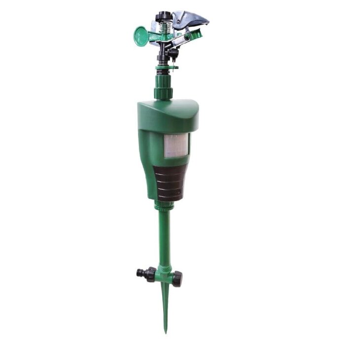 Vattenspridare med rörelsesensor, designad för att skrämma bort harar, rådjur och större fåglar. Grön, jordspets och justerbart munstycke.