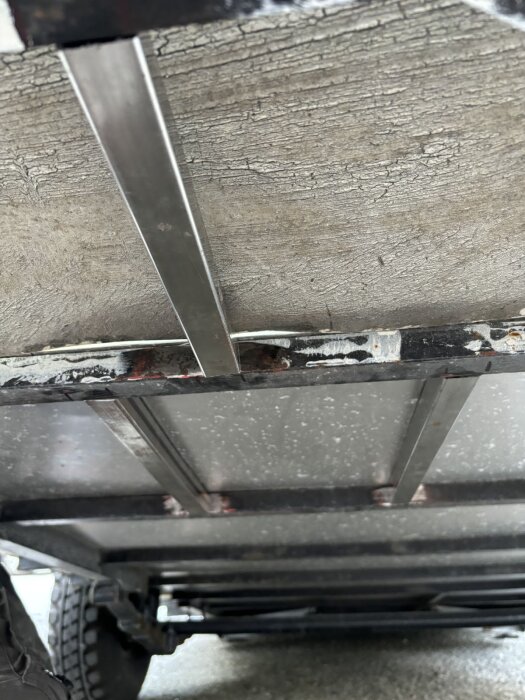 Underrede av husvagn med svetsade stålrör för att fästa ett Harvia M3 aggregat, del av ett bastuprojekt.