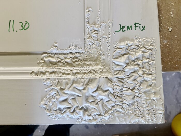 Färgborttagningsmedel från Jem&Fix på en yta, delvis krusad färg efter två appliceringar. Tiden 11.30, grön text synlig.