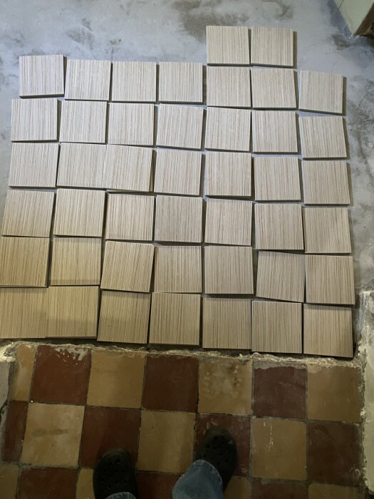 Rutigt golv med beige och brunaktiga plattor placerade ovanpå varandra för att överväga stilval i tvättstugan.