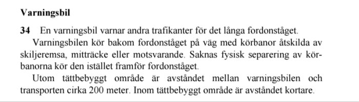 Vägskylt med text om varningsbil: kör bakom fordonståget på vägar med avskilda körbanor; avstånd utom tätbebyggt område 200 meter.