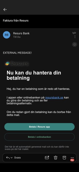 Bild av ett e-postmeddelande från Resurs Bank om en faktura och betalningsalternativ i deras app eller onlinebank.