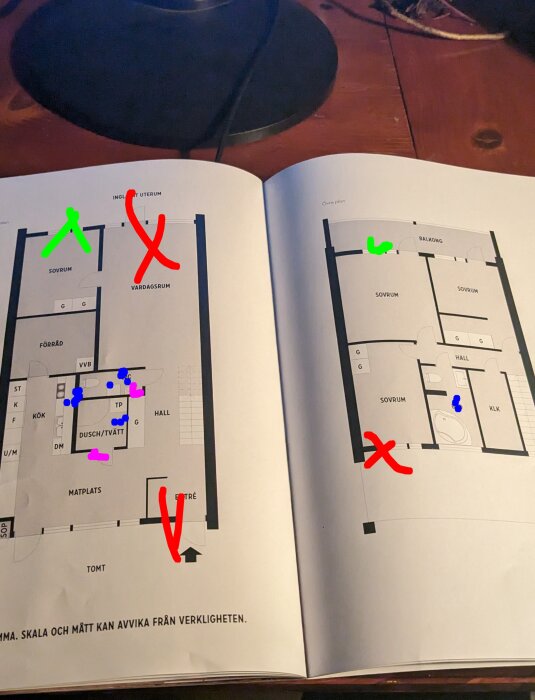 Planritning av ett 70-tals radhus med markerade ventilationspunkter i olika färger för tilluft och frånluft i olika rum.