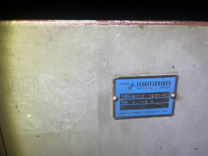 Gammalt fläktaggregat från Svenska Fläktfabriken med blå etikett, tillverkningsnummer 307 1238-6, typ ALV-9 N.