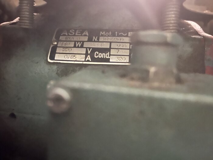 Etikett på äldre fläktmotor från ASEA med specifikationer som 110 W, 220 V och 0,85 A, monterad i ett gammalt fläktaggregat från 50-talet.
