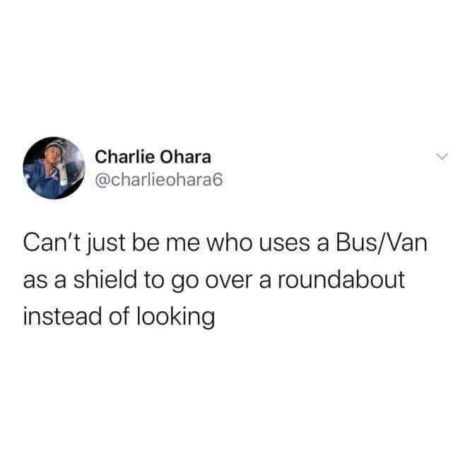 Tweet om att använda en buss/van som skydd för att ta sig över en rondell utan att titta.