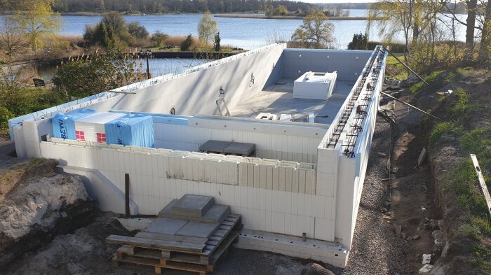 Under konstruktion av en pool med termoblock, omgiven av natur.