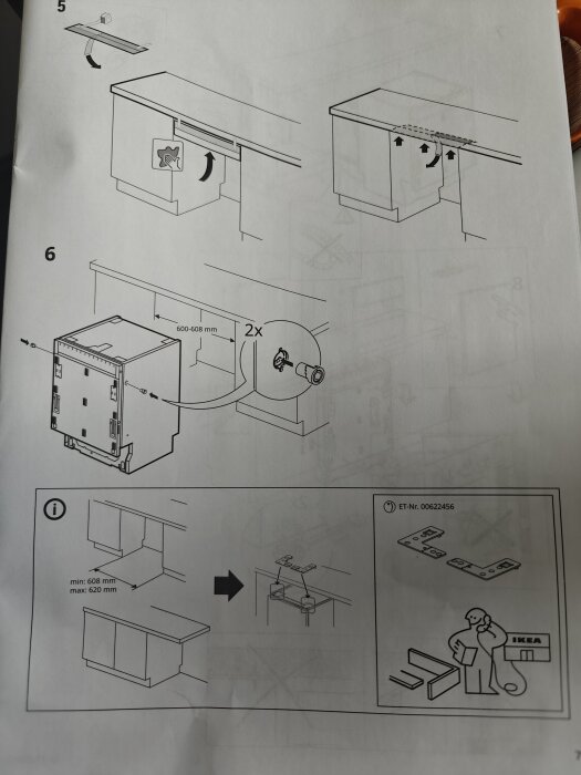 Monteringsinstruktioner för diskmaskin från IKEA, visar hur fästen ska sättas i bänkskivan vid installation.