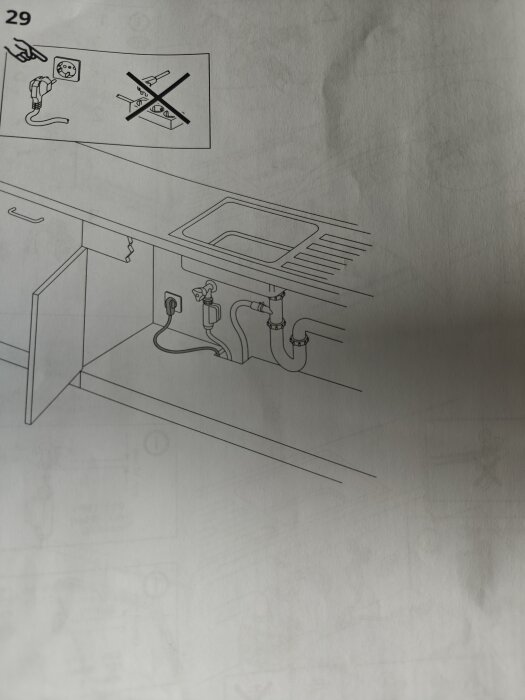 Ritning av ett köksskåp med diskho och rörsystem under, avloppsslang visas tillsammans med instruktioner för korrekt installation.