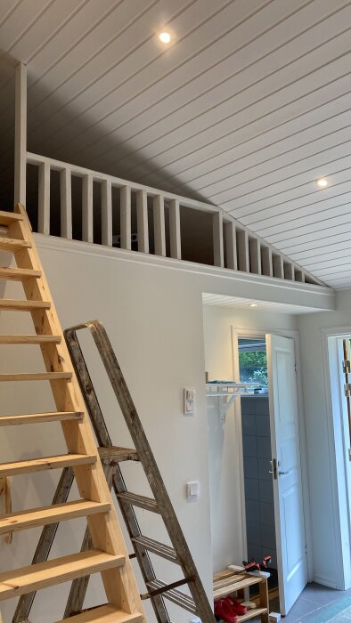 Byggprojekt med trätrappa, glespanel och öppning för installation av 3-fas byggfläkt i inomhusmiljö.