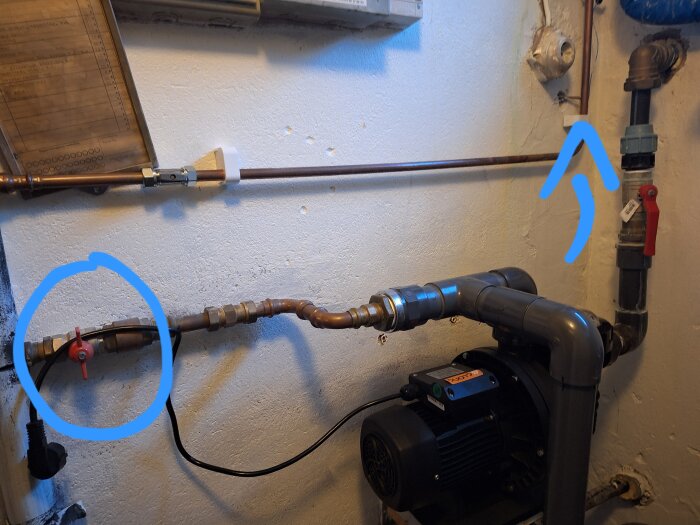 Poolpumpsystem med rör och ventiler; blå markeringar och pilar visar vattenflöde.