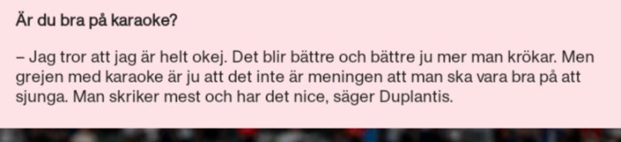 Text bilden som handlar om karaoke, med ett humoristiskt citat om att det inte är viktigt att sjunga bra, från någon som kommenterar om att det blir roligare efter mer dryck.