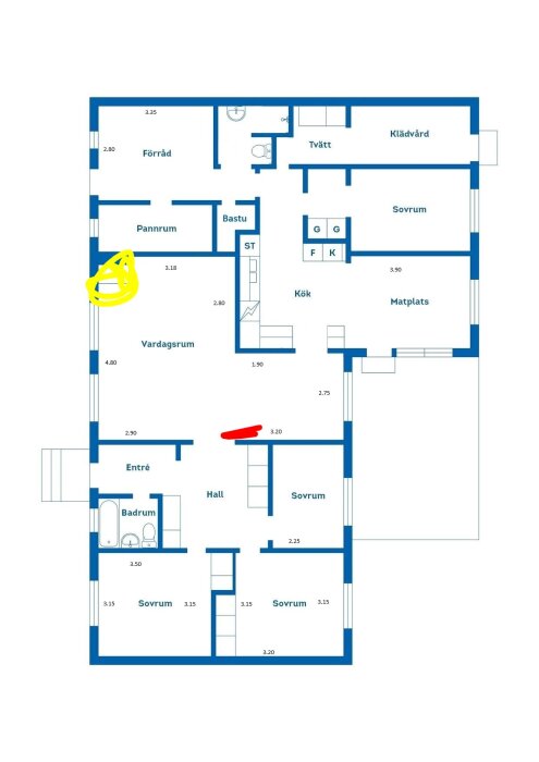 Planlösning av hus där kamin är markerad i gult i vardagsrummet och rumsgivare i rött i hallen.