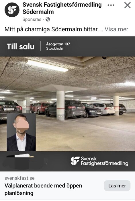 En ljus parkeringsplats inomhus med flera parkerade bilar och pelare i ett garage.