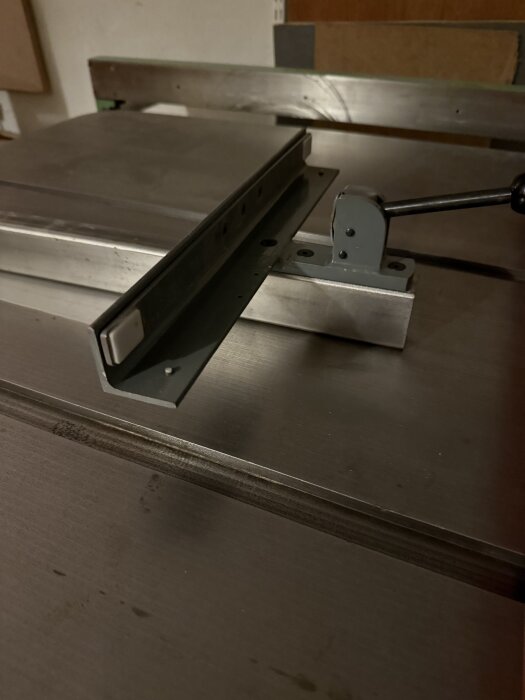 En hemmagjord sågkopia med VSCT-design på en arbetsyta, med handtag och metallstycken tydligt synliga.