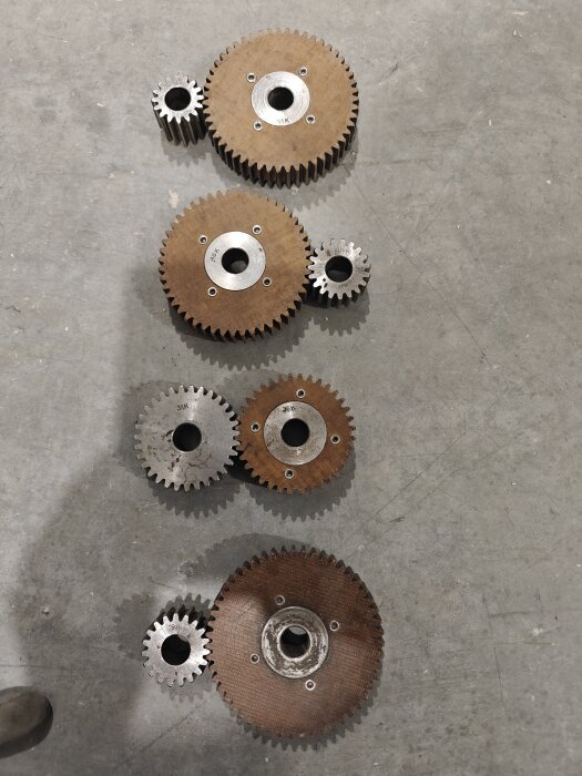 Flera uppsättningar av drev placerade på en betongyta, där det nedersta paret inte matchar.