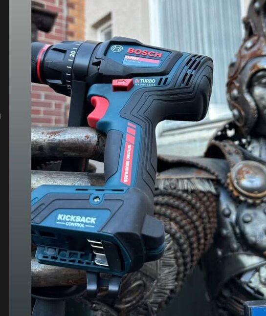 Bosch Biturbo skruvdragare, modell GOP 18V-40, visas närbild med blå och röda detaljer, liggande mot metallisk bakgrund.