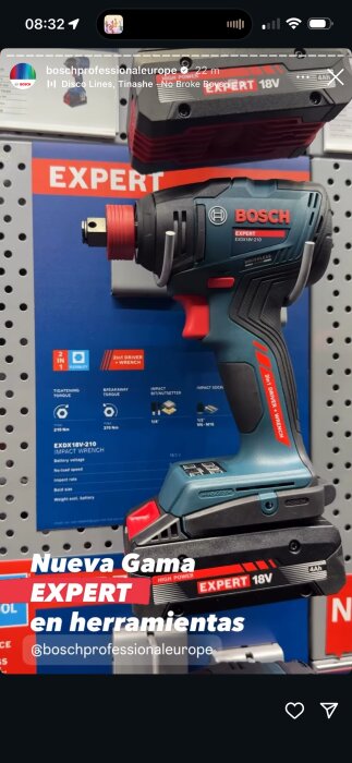 Batteridriven Bosch Expert 18V slagnyckel monterad på en verktygsvägg med blå bakgrund och produktinformation.