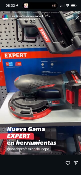 Bilden visar en Bosch EX18V-150-5 sladdlös slipmaskin från EXPERT-serien, placerad på en hylla med en produktbeskrivning i bakgrunden.