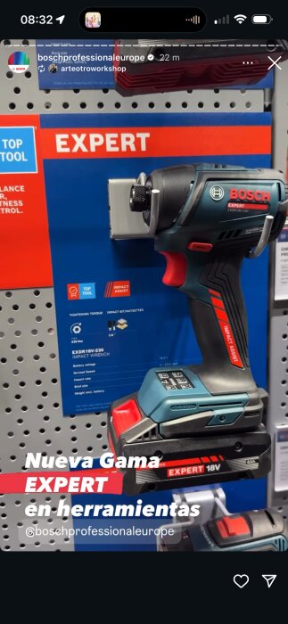 Bilden visar en Bosch Expert 18V mutterdragare monterad på en blå och röd verktygstavla med produktdetaljer och logotyper i bakgrunden.