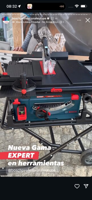 Bordssåg från Bosch Expert-serien med gradskiva och glidbord, placerad på ram med hjul på stengolv.