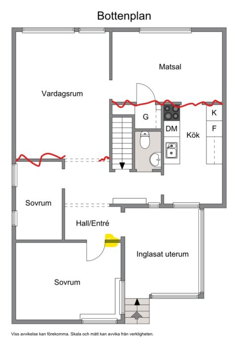 Planlösning för bottenvåningen i huset; bärande väggar markerade i rött, tilltänkt rivningsvägg i gult vid hall/entré.