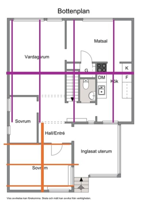 Planlösning för bottenvåning med markerade hjärtväggar i rött och planerad rivning i gult; sovrum, vardagsrum, kök och inglasat uterum.