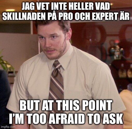Man i kontorsklädsel med text: "Jag vet inte heller vad skillnaden på Pro och Expert är, but at this point I’m too afraid to ask.