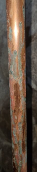 Ett kopparrör med korrosion och små perforeringar som liknar en schweizerost.