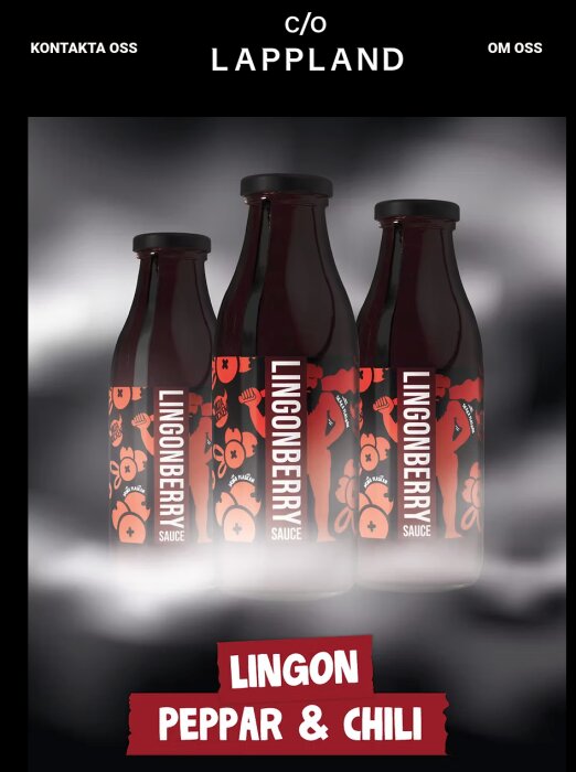 Flaskor med lingonsås, märkt "Lingonberry Sauce" med design i rött och svart, text "Lingon Peppar & Chili" visas längst ner.