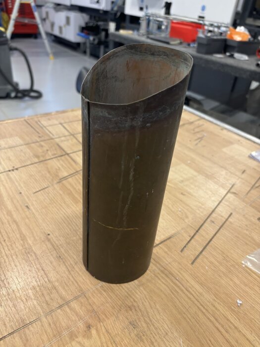 Kopparrör på en arbetsbänk, del av ett ventilationsprojekt för en bastu.