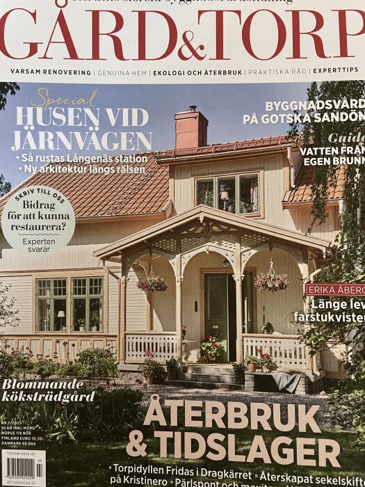 Trävilla med veranda och fönster ovanpå, utan övre balkong, inspiration för renovering.