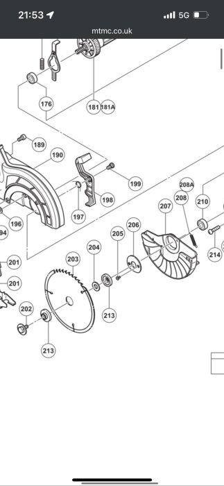 Exploderad vy av delar till Hitachi c8fse kap- och gersåg, inklusive klingskydd och arm i instruktion.