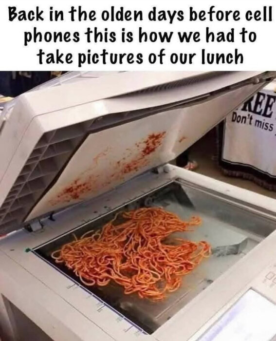 En skanner full med spagetti, med text som skämtar om att ta bilder före mobiltelefoner.