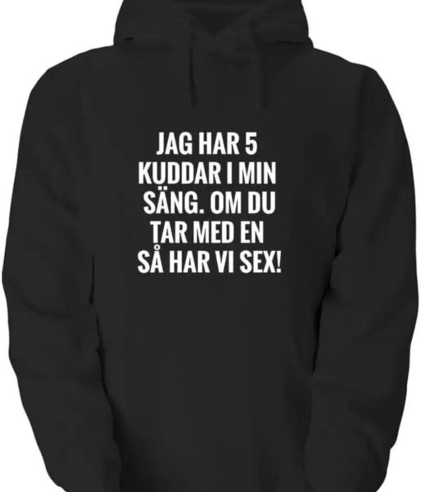 Svart hoodie med text på svenska: "Jag har 5 kuddar i min säng. Om du tar med en så har vi sex.