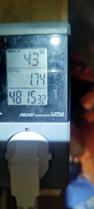 Digital energimätare (PM300 UPM) visar 43 W, 1.74 kWh, och 48 timmar, 15 minuter för en FTX-anläggnings energiförbrukning.