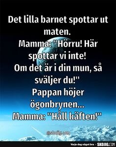 Bild med ett humoristiskt familjetext om ett barn som spottar ut mat. Mamma säger åt barnet att svälja, medan pappan reagerar och mamman svarar bestämt.