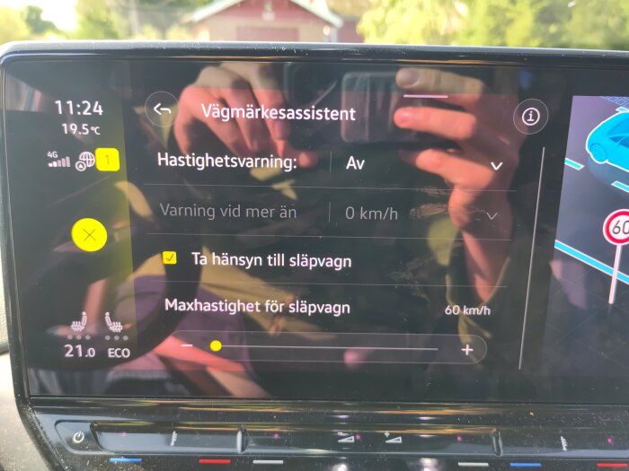 Instrumentpanel i en bil med inställningar för vägassistans och maxhastighet för släpvagn inställd till 60 km/h.