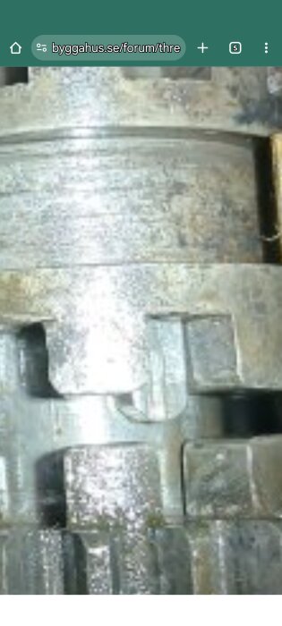 Närbild av en metallisk mekanism med utstickande delar, eventuellt en del av ett lås- eller kugg-system.