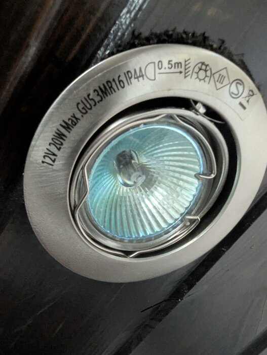 Takspotlight med metallkant, GU5.3, MR16, IP44-märkning. 12V, 20W max. Lampan är intakt och funktionell.