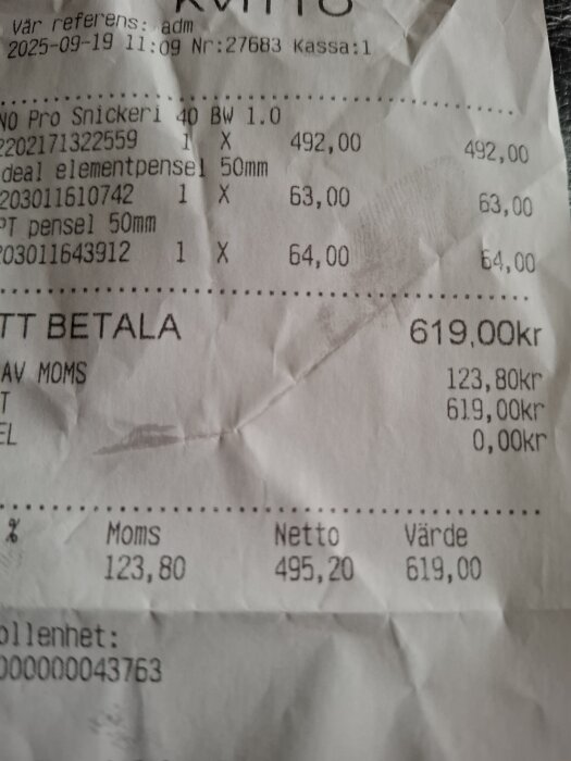 Kvitto med köp av penslar och varor från Snickeri på totalt 619 kr, inklusive moms på 123,80 kr. Datum: 2025-09-19, klockan 11:09.