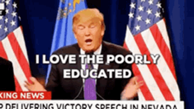 En person talar vid ett podium med amerikanska flaggor i bakgrunden, texten "I LOVE THE POORLY EDUCATED" syns ovanför.