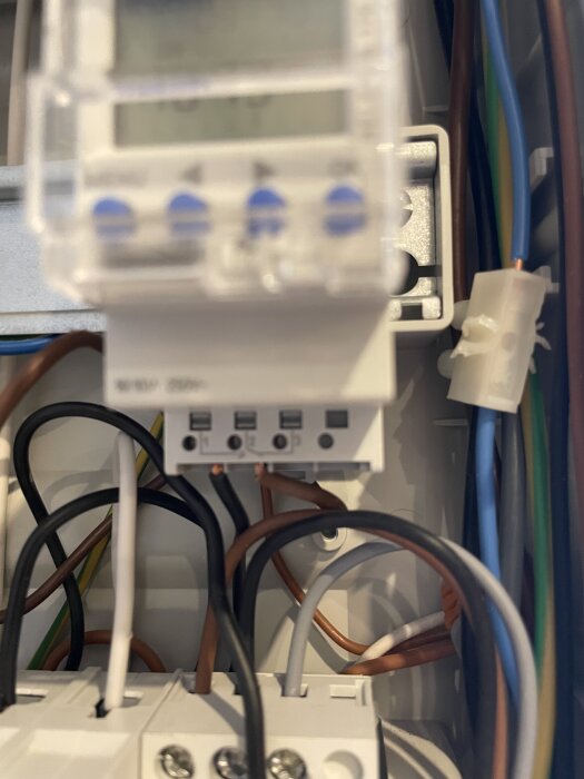 Elcentral med kopplingsur och kopplingar för diverse kablar, inklusive bruna, blå och gröna, för anslutning i ett elnät.