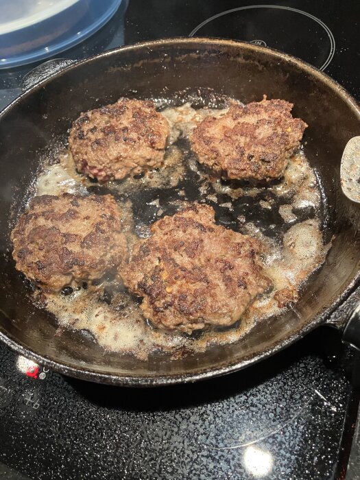Stekta biffteki i en stekpanna.
