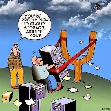 Två män, en som bygger en jätteslunga med arkivlådor, den andra kommenterar "You’re pretty new to cloud storage, aren’t you?". Papper flyger omkring.