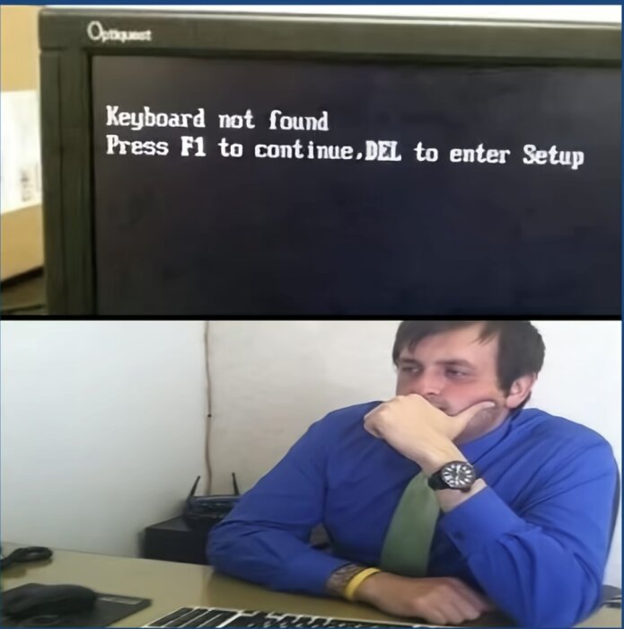 Dator visar "Keyboard not found" med man i blå skjorta som tittar bekymrat på skärmen.