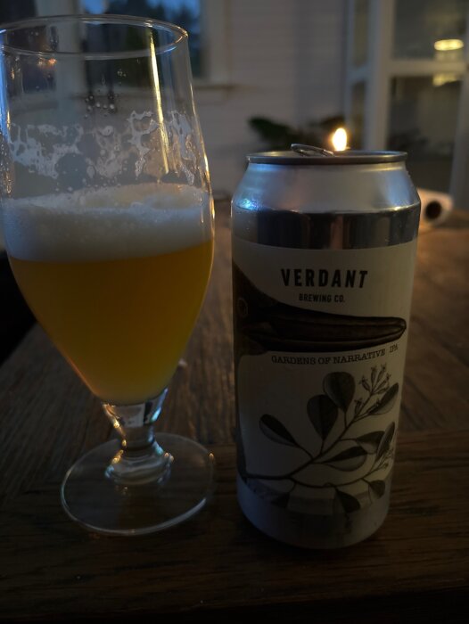 Ett glas öl och en ölburk från Verdant Brewing Co. står på ett bord.